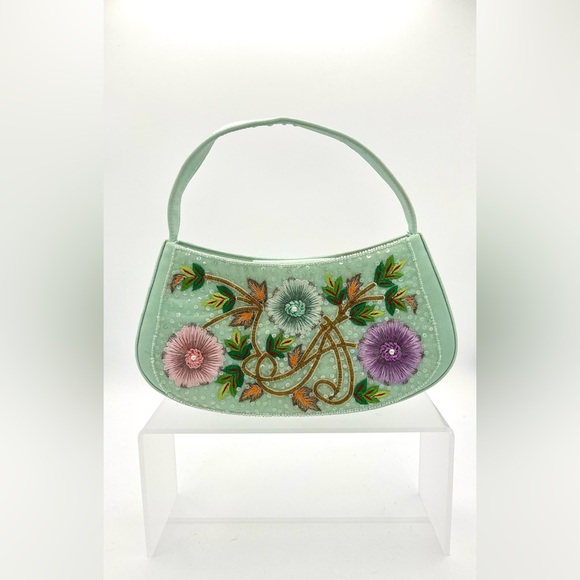 An elegant Escada, hand-sewn, embroidered handbag, using high quality 100% silk. - Picture 2 of 13